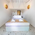 Thanos Hotel *